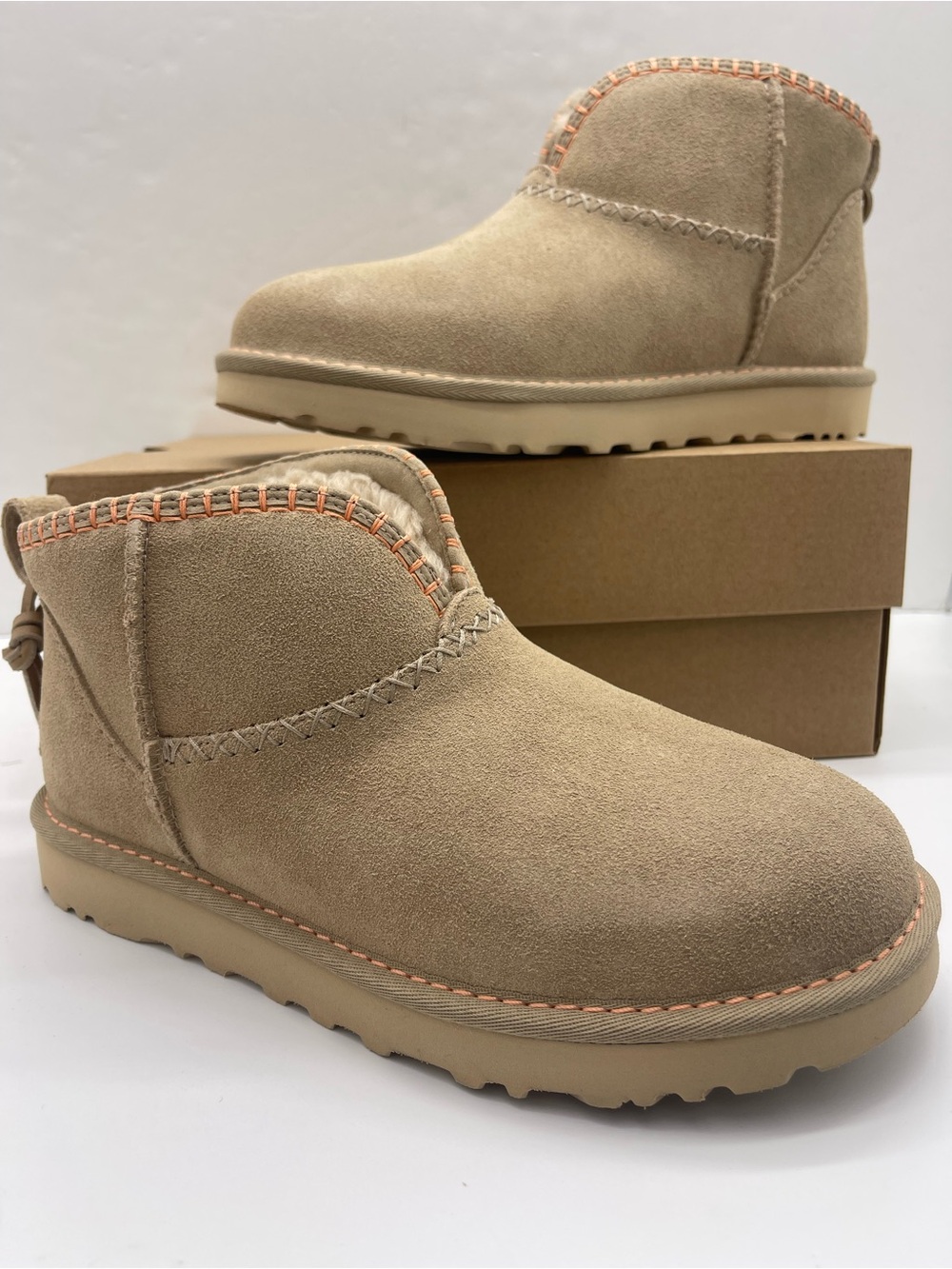 UGG W CLASSIC ULTRA MINI ELARIA
MDSD - Mustard Seed
Ankle Booties Shearling - Picture 13 of 16